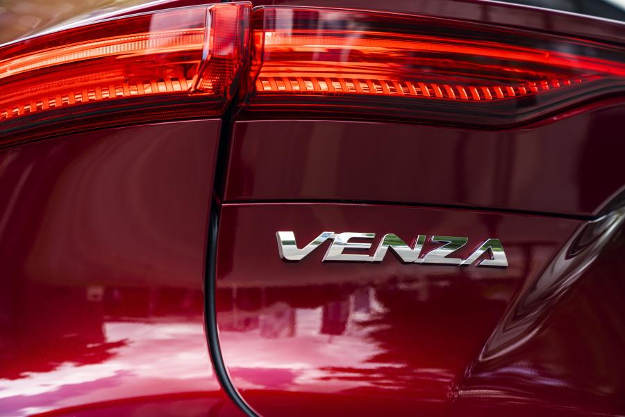 Логотип Toyota Venza Hybrid LE 2020 года  (фото 25 из 40)